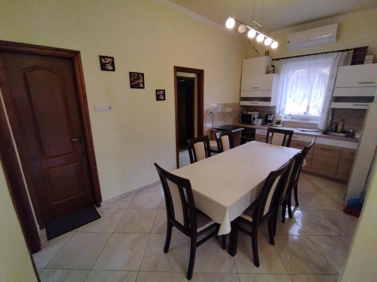 Kurucz Vendeghaz Hajduszoboszlo Apartment Ngoại thất bức ảnh